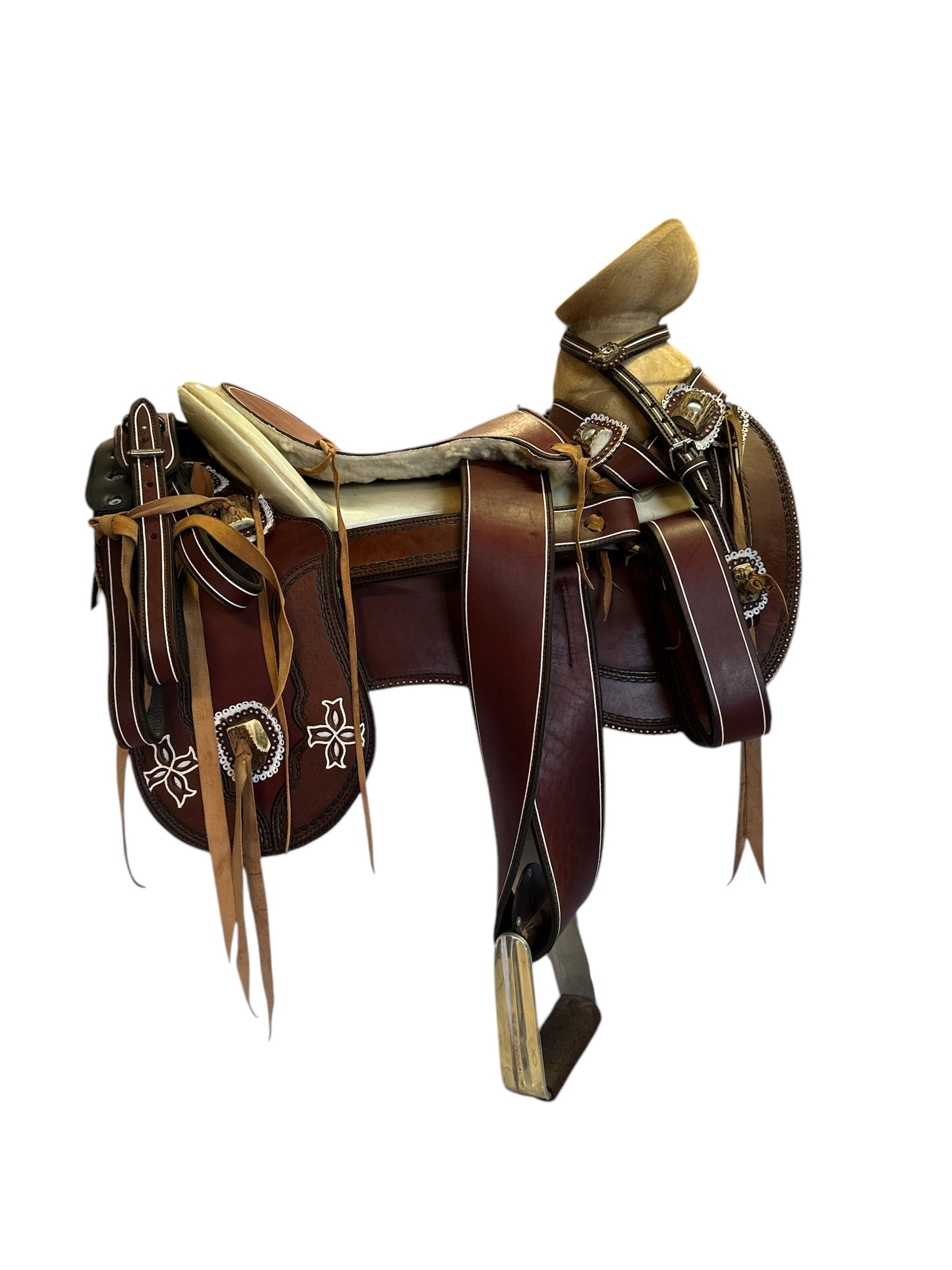 MONTURA COLA DE PATO CON HERRAJE DE VENADO 15"