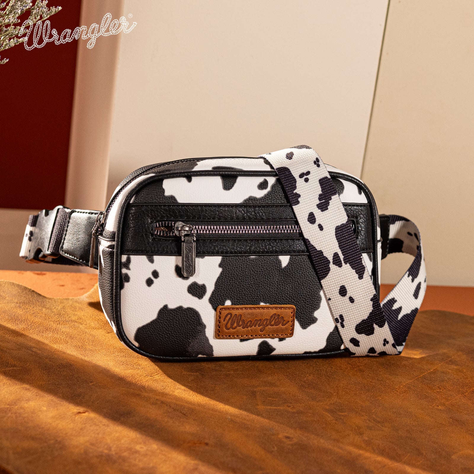Bolsa Cangurera Wrangler Cow Print Negra uso